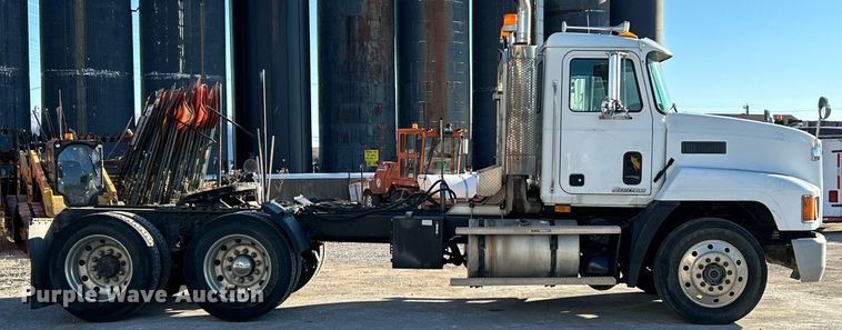 image for item NR9506 1999 Mack CH613 Maxi Cruise semi truck