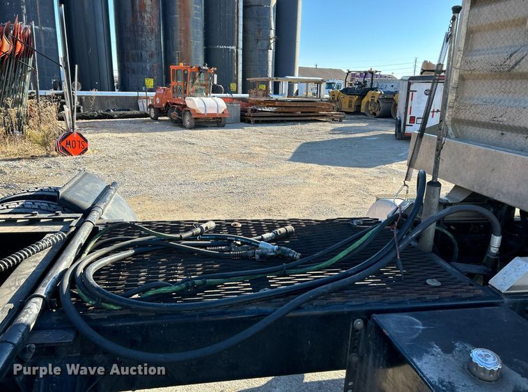 image for item NR9506 1999 Mack CH613 Maxi Cruise semi truck