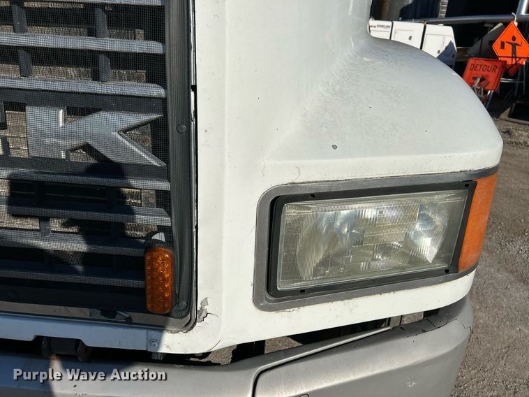 image for item NR9506 1999 Mack CH613 Maxi Cruise semi truck