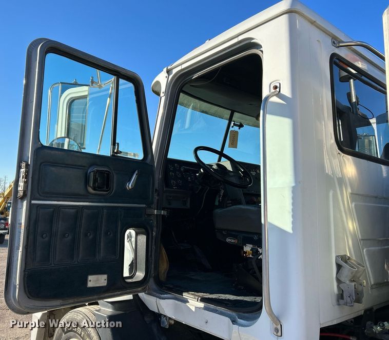 image for item NR9506 1999 Mack CH613 Maxi Cruise semi truck