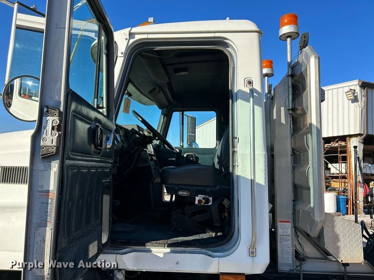 image for item NR9506 1999 Mack CH613 Maxi Cruise semi truck