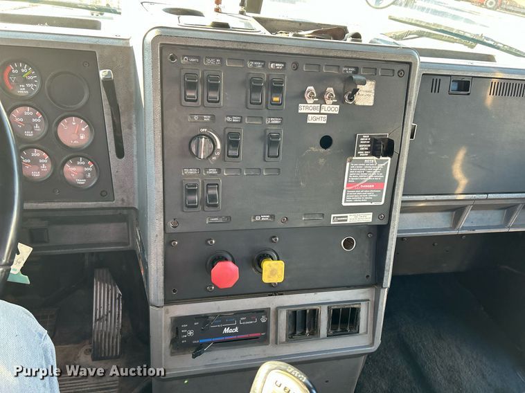 image for item NR9506 1999 Mack CH613 Maxi Cruise semi truck