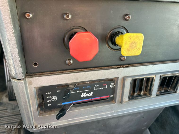 image for item NR9506 1999 Mack CH613 Maxi Cruise semi truck