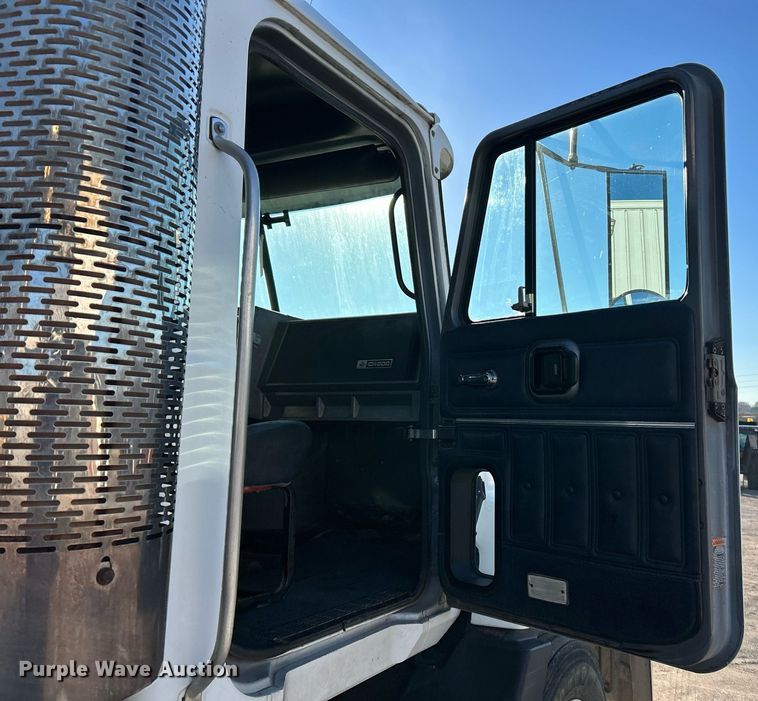 image for item NR9506 1999 Mack CH613 Maxi Cruise semi truck