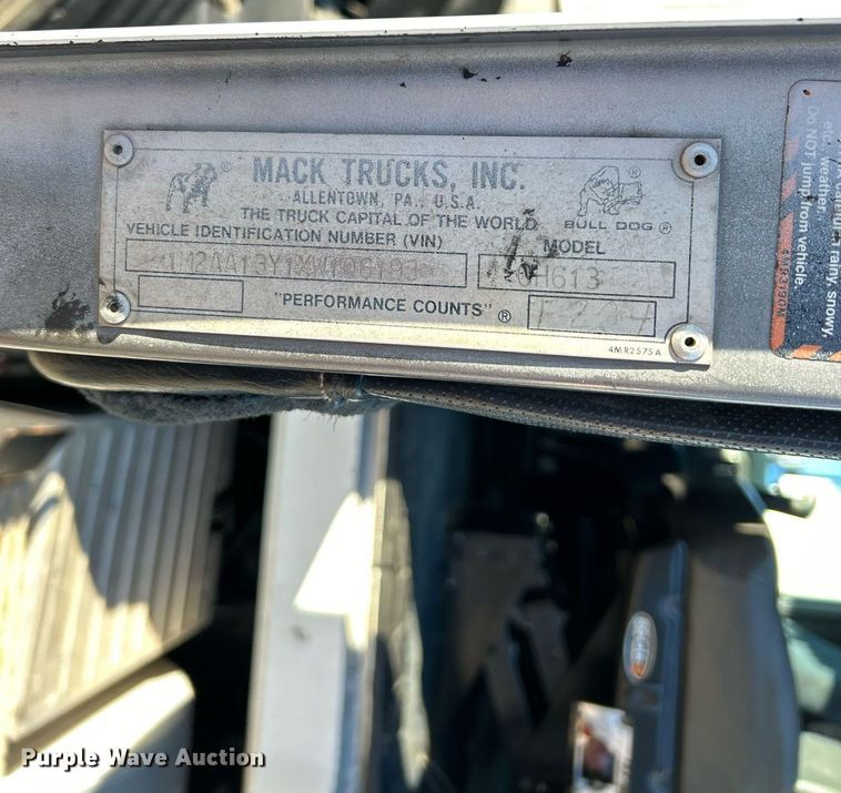 image for item NR9506 1999 Mack CH613 Maxi Cruise semi truck