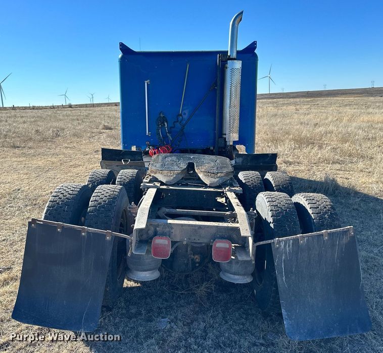 image for item NS9153 1994 Freightliner semi truck