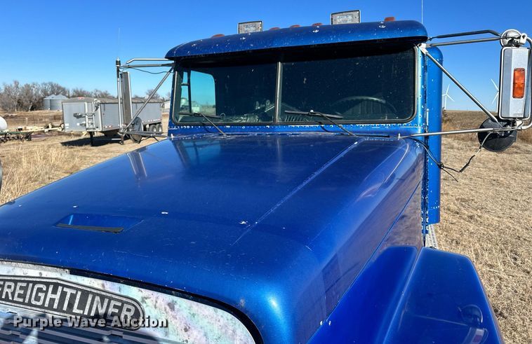 image for item NS9153 1994 Freightliner semi truck