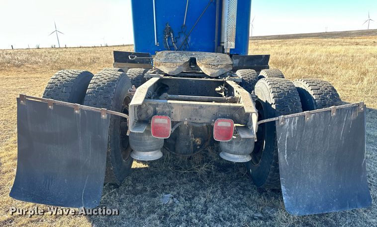 image for item NS9153 1994 Freightliner semi truck