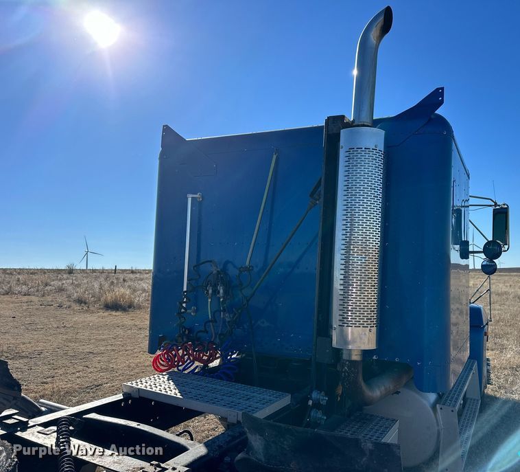 image for item NS9153 1994 Freightliner semi truck