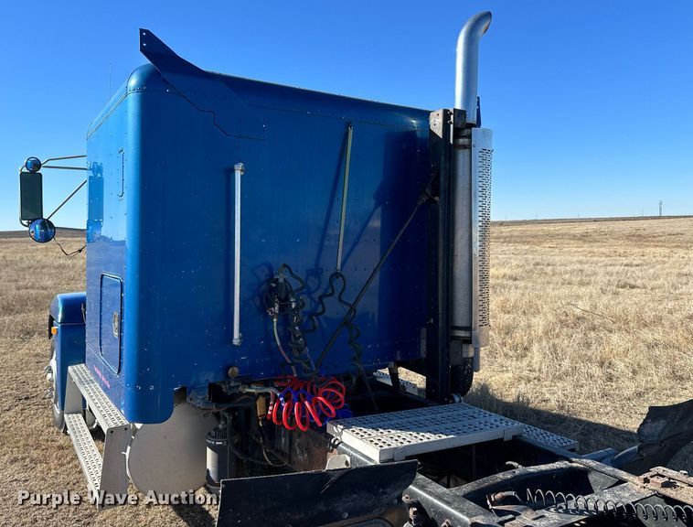 image for item NS9153 1994 Freightliner semi truck