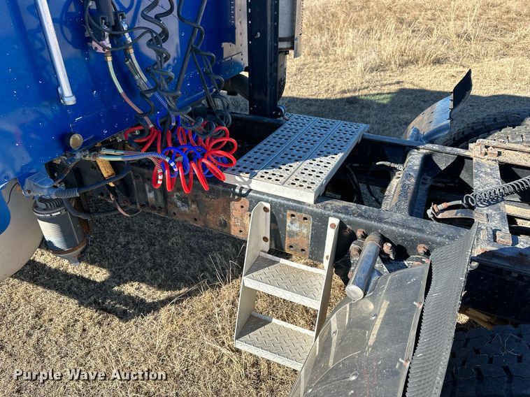 image for item NS9153 1994 Freightliner semi truck