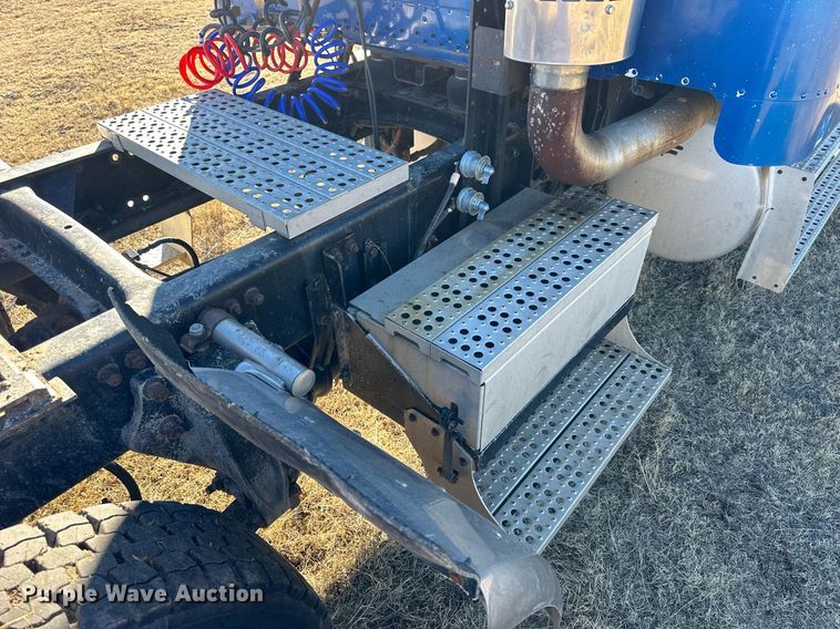 image for item NS9153 1994 Freightliner semi truck