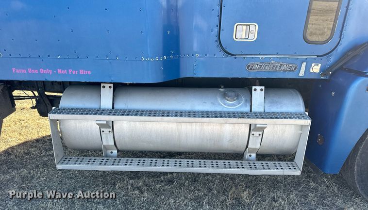 image for item NS9153 1994 Freightliner semi truck