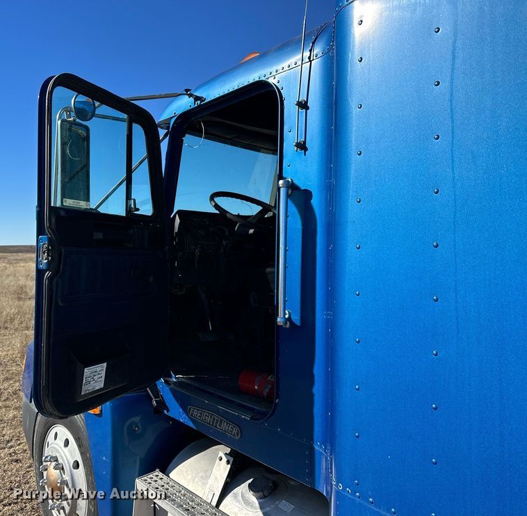 image for item NS9153 1994 Freightliner semi truck