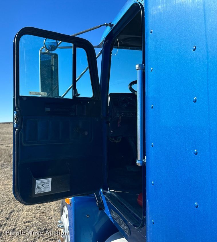 image for item NS9153 1994 Freightliner semi truck