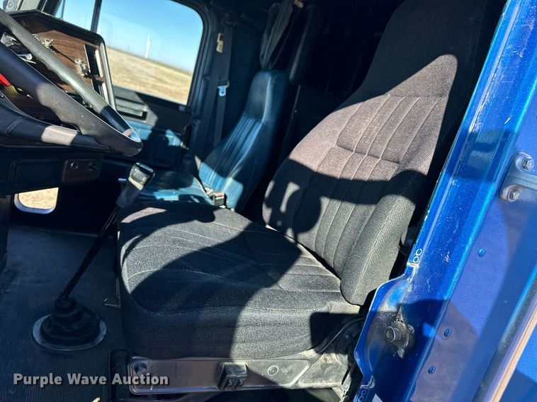 image for item NS9153 1994 Freightliner semi truck