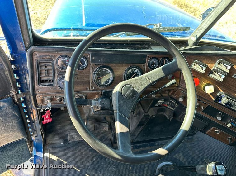 image for item NS9153 1994 Freightliner semi truck