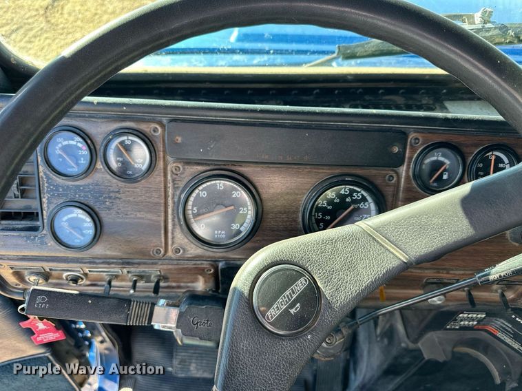 image for item NS9153 1994 Freightliner semi truck