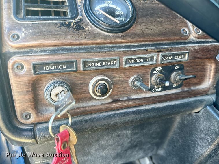 image for item NS9153 1994 Freightliner semi truck