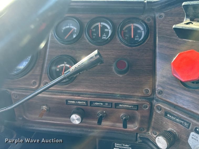 image for item NS9153 1994 Freightliner semi truck