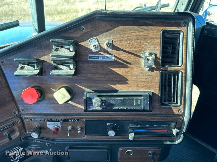 image for item NS9153 1994 Freightliner semi truck