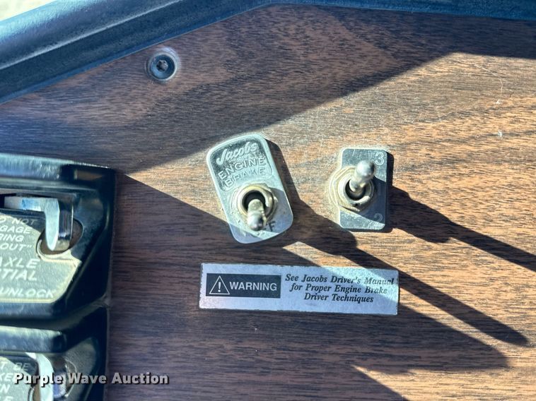 image for item NS9153 1994 Freightliner semi truck