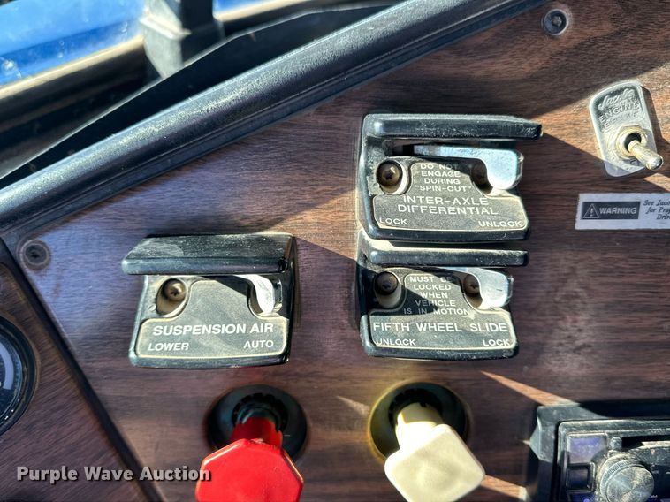 image for item NS9153 1994 Freightliner semi truck