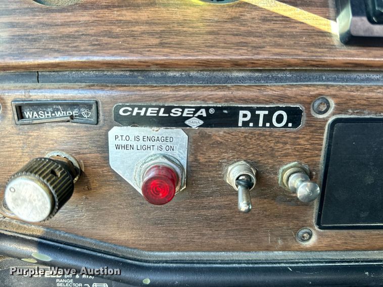 image for item NS9153 1994 Freightliner semi truck