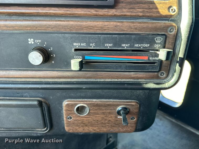 image for item NS9153 1994 Freightliner semi truck