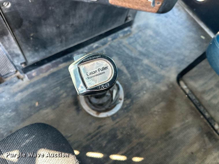 image for item NS9153 1994 Freightliner semi truck