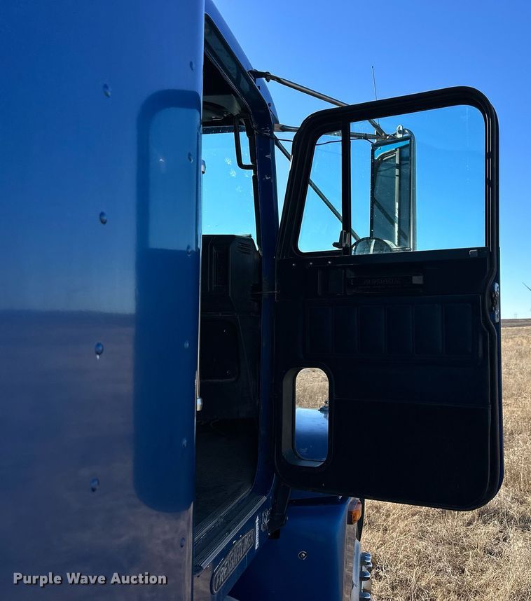 image for item NS9153 1994 Freightliner semi truck