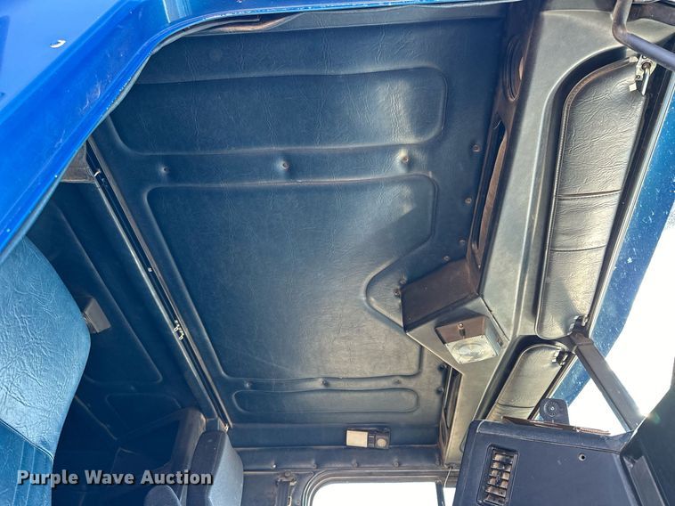 image for item NS9153 1994 Freightliner semi truck