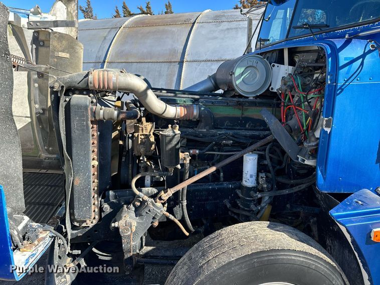 image for item NS9153 1994 Freightliner semi truck