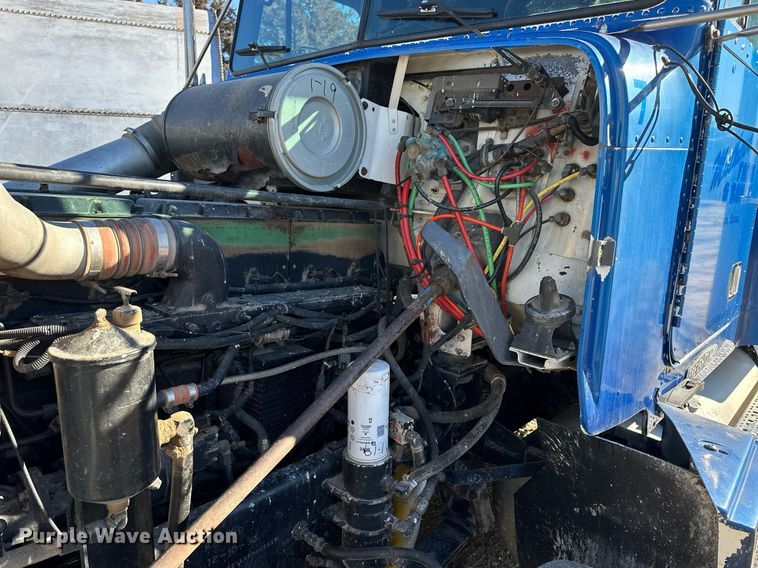 image for item NS9153 1994 Freightliner semi truck