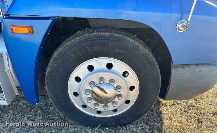 image for item NS9153 1994 Freightliner semi truck