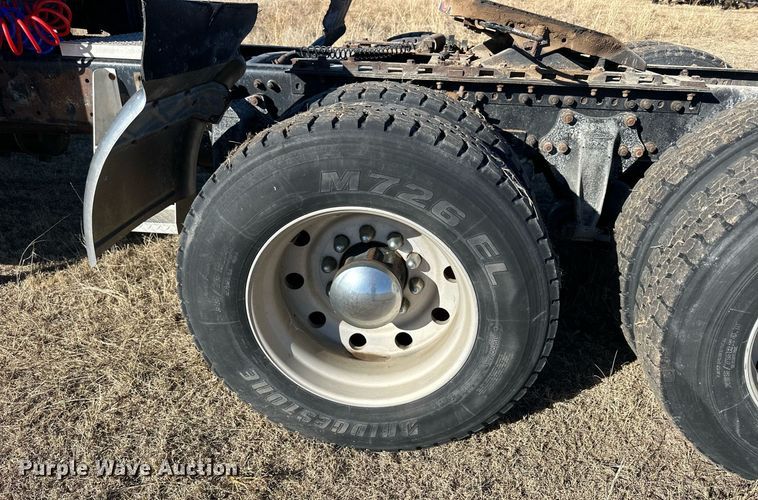 image for item NS9153 1994 Freightliner semi truck