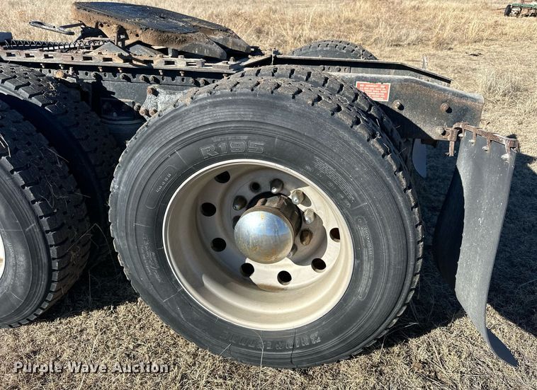 image for item NS9153 1994 Freightliner semi truck