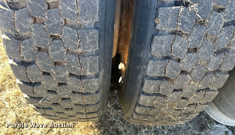 image for item NS9153 1994 Freightliner semi truck