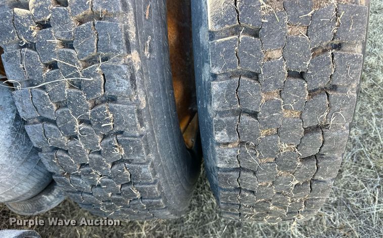 image for item NS9153 1994 Freightliner semi truck