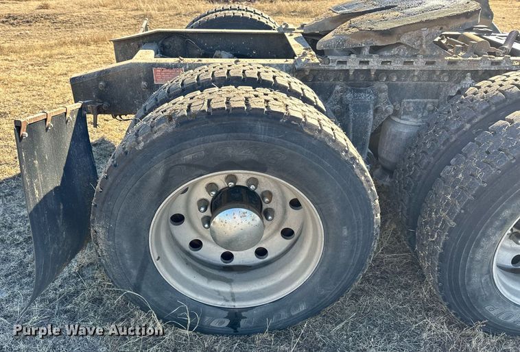 image for item NS9153 1994 Freightliner semi truck