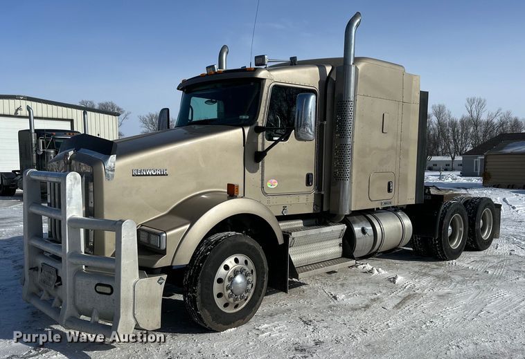 image for item NS9165 2014 Kenworth  T800 semi truck