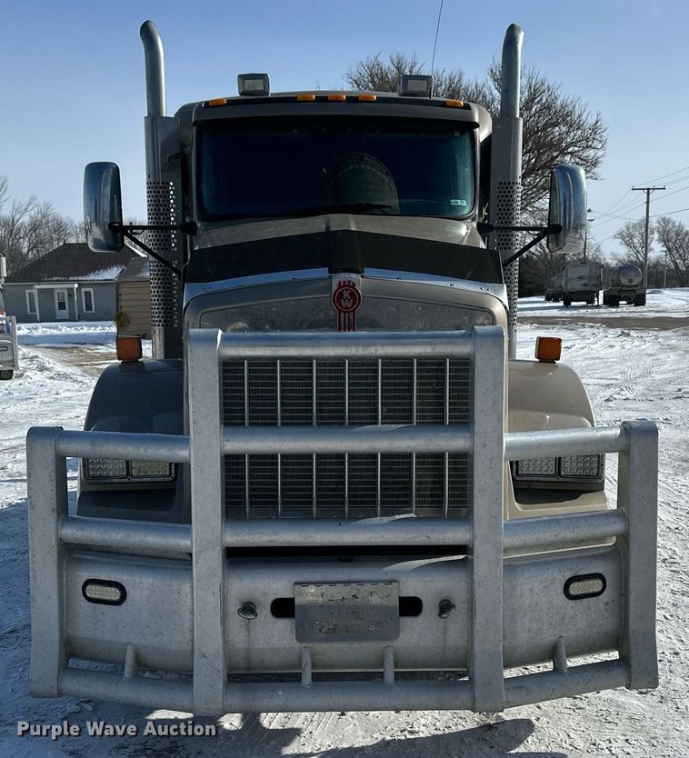 image for item NS9165 2014 Kenworth  T800 semi truck