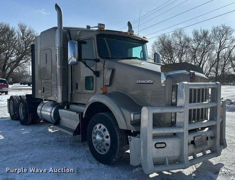 image for item NS9165 2014 Kenworth  T800 semi truck