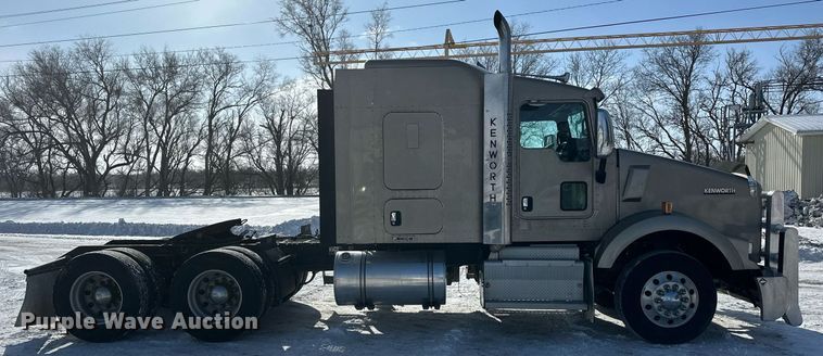 image for item NS9165 2014 Kenworth  T800 semi truck