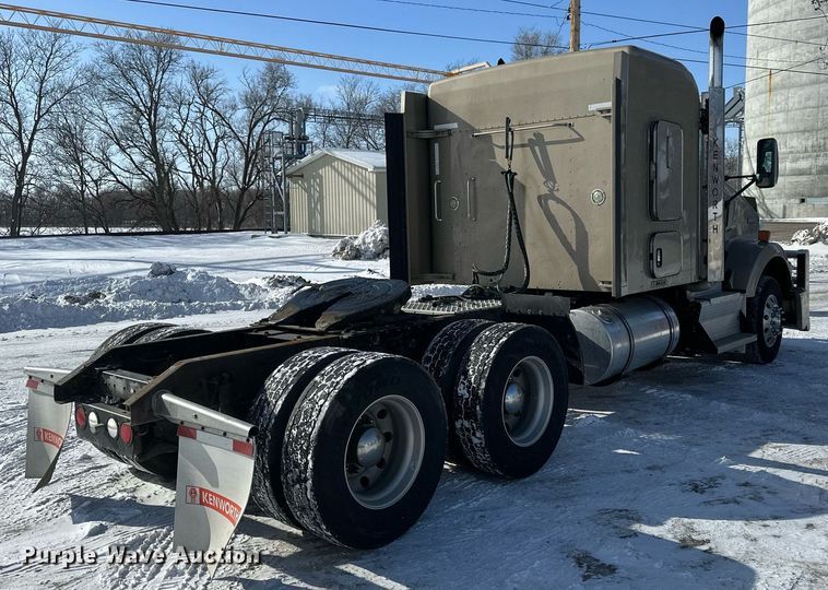image for item NS9165 2014 Kenworth  T800 semi truck