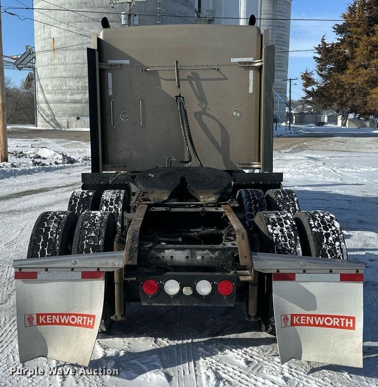 image for item NS9165 2014 Kenworth  T800 semi truck