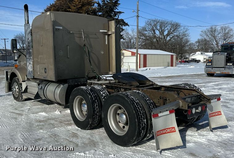 image for item NS9165 2014 Kenworth  T800 semi truck