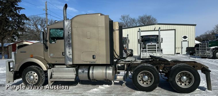 image for item NS9165 2014 Kenworth  T800 semi truck