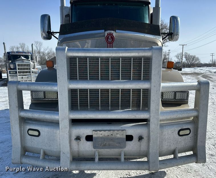 image for item NS9165 2014 Kenworth  T800 semi truck