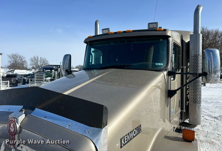 image for item NS9165 2014 Kenworth  T800 semi truck